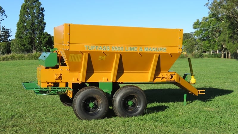 With a large 5.5m3 capacity and chain floor, the double spinning discs efficiently deliver lime and manure.