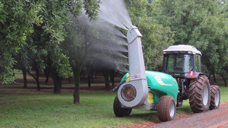 A single sided air blast sprayer specially designed and tested for macadamia & avocado. Capable of spraying effectively at 15m height. 1000 - 5500L capacity.