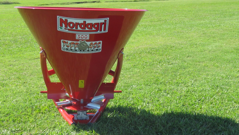 A single disc spreader with 500kg capacity hopper available in painted steel or poly. Up to 14m spread width.
