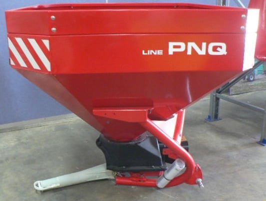 A 1 tonne capacity pendulum spreader featuring a 1500L marine grade stainless steel hopper. Up to 16m spreading width.
